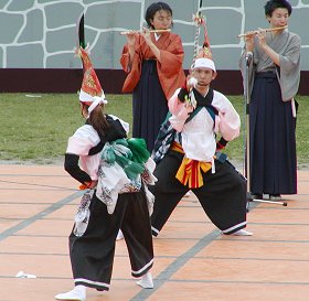 中野七頭舞（なかのななずまい）を舞う東北芸術工科大学の学生