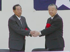 天童市長と網走市長の握手の写真