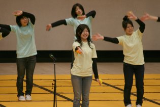 写真：羽陽学園短期大学の踊り