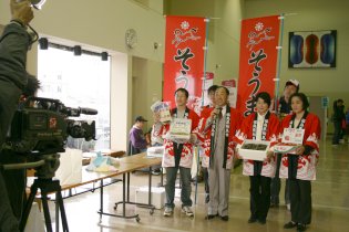 写真：テレビ取材を受ける相馬市観光協会