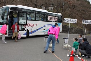 写真：駐車場と舞鶴山を結ぶシャトルバス（H24人間将棋）