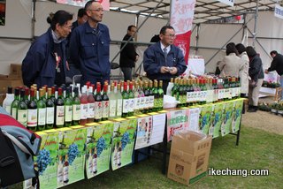 写真：天童ワインの試飲販売（H24人間将棋）