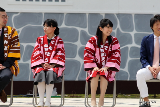 写真：開会式に臨む竹部さゆり女流三段と飯野愛 女流１級（平成28年度人間将棋）