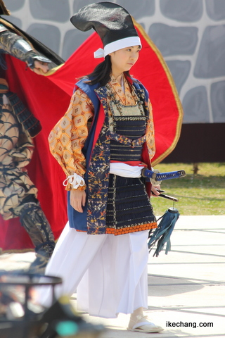 写真：甲冑を身にまとった飯野 愛 女流１級（平成28年度人間将棋）
