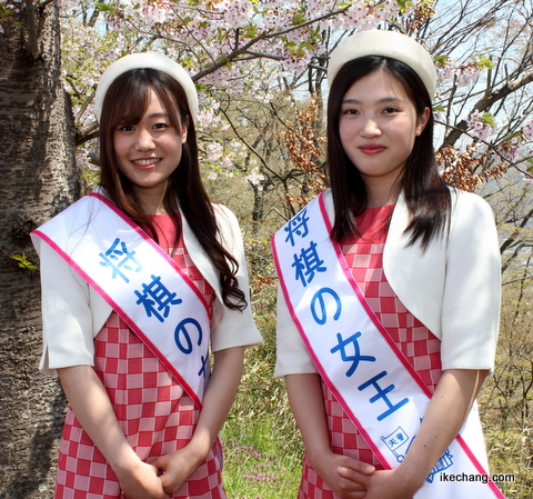 写真：第39代「将棋の女王」名和彩夏さんと赤塚瑞穂さん