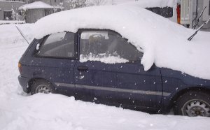 写真：車に積もった雪