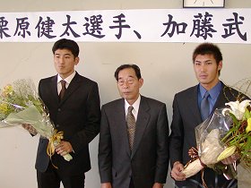 遠藤登・天童市長をはさんで左が加藤武治選手、右が栗原健太選手