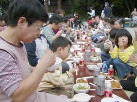 写真：源氏山ちゃんこ鍋を食べる様子