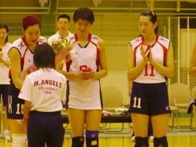 写真：中国八一チームへの花束贈呈