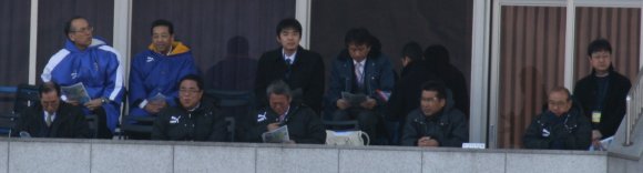 写真：試合を観戦する奥村愼太郎・雲仙市長ら