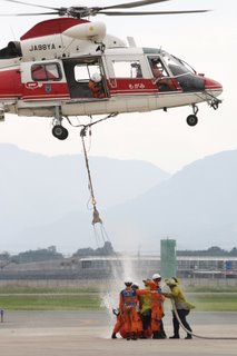 写真：給水する消防防災ヘリもがみ