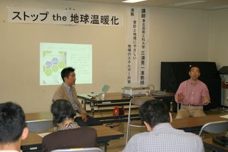 写真：三浦秀一・准教授（写真左）と武内賢二・会長