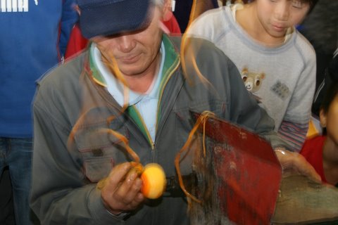 写真：柿の皮むきをする北澤久敏さん