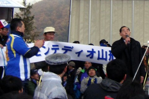 写真：斎藤弘・山形県知事と遠藤登・天童市長
