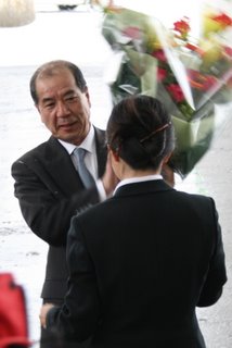 写真：花束を受け取る山本信治・新市長