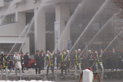 写真：天童市消防出初式での祝賀放水