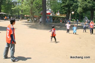 写真：大宮公園で遊ぶ子どもたち