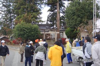 写真：深山神社の説明を聞く参加者たち（水郷寺津すいすいウオーキング大会）