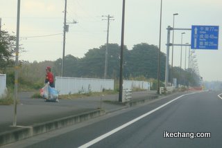 写真：ゴミ拾いする人たち