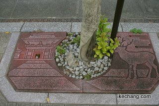 写真：鹿島神宮に向かう参道の植栽枡