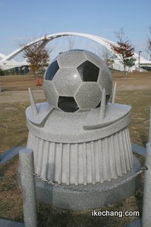 写真：サッカーボールのモニュメント（名古屋グランパス対モンテディオ山形）