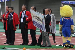 写真：スポーツドリンク12の募金200万円（横浜F・マリノス戦）