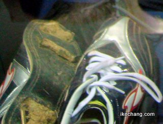 写真：泥のついた栗原健太選手のスパイク