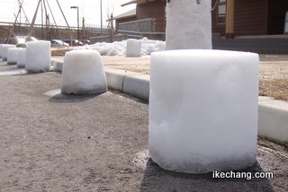 写真：バケツでつくった雪像