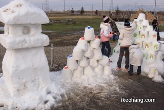 写真：雪灯篭をつくる子ども