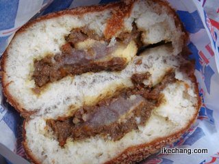 写真：もみじ饅頭入りカリーパン（モンテディオ山形対サンフレッチェ広島）