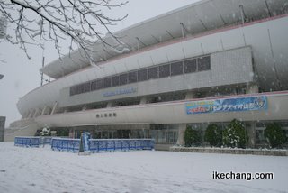 写真：雪が積もるNDソフトスタジアム山形（モンテディオ山形対横浜F・マリノス）