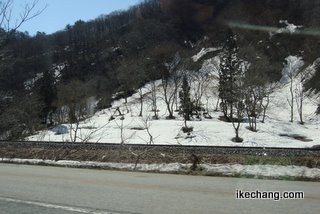 写真：小国町の沿道の残雪（京都サンガF.C.対モンテディオ山形）