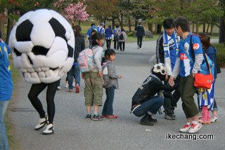 写真：BADくんとサッカーマン（モンテディオ山形対FC東京）