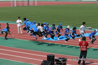 写真：長縄跳びに挑む青チーム