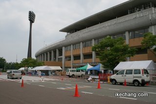 写真：西部緑地公園陸上競技場メイン入口（ガンバ大阪対モンテディオ山形）