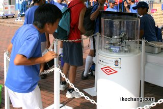 写真：遠藤Ｗ杯弾シューズを覗き込む子ども（ガンバ大阪対モンテディオ山形）