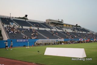 写真：試合前の三ツ沢球技場メインスタンド（横浜F・マリノス対モンテディオ山形）