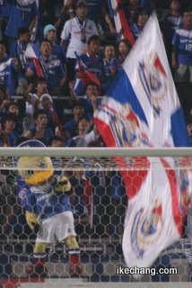 写真：応援旗を振るマリノス君（横浜F・マリノス対モンテディオ山形）