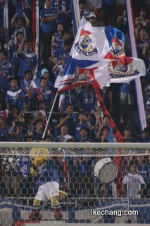写真：応援旗を振るマリノス君（横浜F・マリノス対モンテディオ山形）