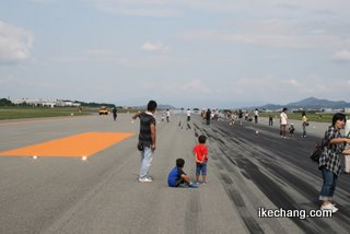 写真：滑走路を歩こうツアー（山形空港フェスティバル2010）