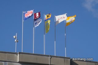 写真：風にバタつく掲揚台の旗（天皇杯準々決勝）