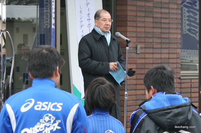 写真：来賓あいさつを述べる山本信治・天童市長
