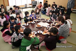 写真：和室で会食する参加者（寺津地域づくり委員会）