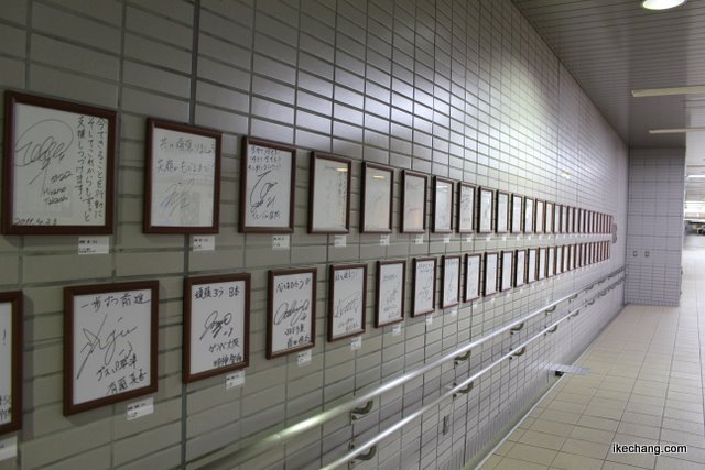 写真：泉中央駅のサイン色紙（ベガルタ仙台×モンテディオ山形）
