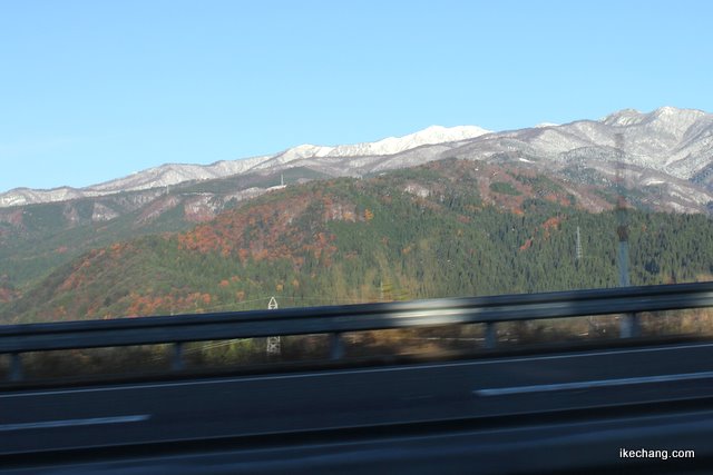 写真：紅葉と雪で赤白に染まる山々（名古屋グランパス×モンテディオ山形）