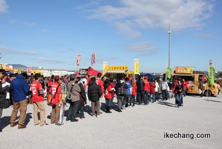 写真：三日町に並ぶ人たち（名古屋グランパス×モンテディオ山形）