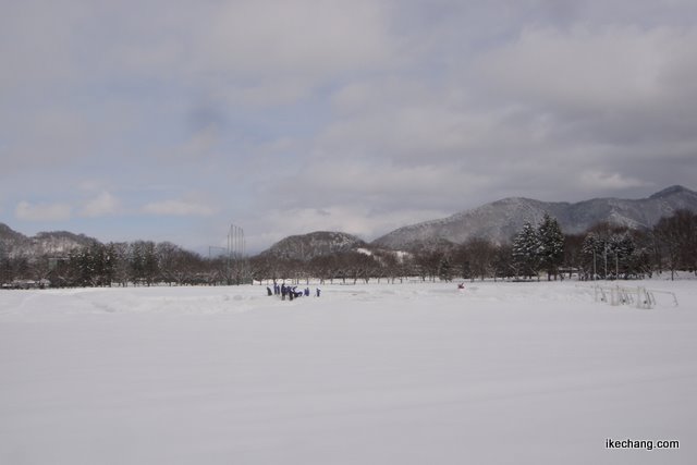 写真：真っ白なサブグラウンド（NDスタの除雪作業）