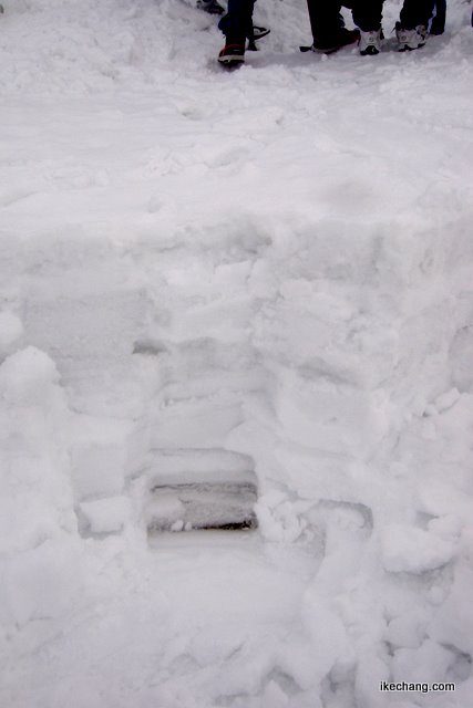 写真：何層にも重なった雪（NDスタの除雪作業）