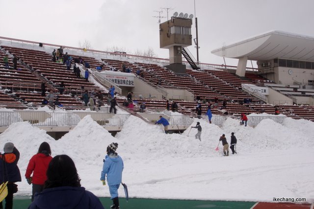 写真：観客席まで届く雪山（NDスタの除雪作業）