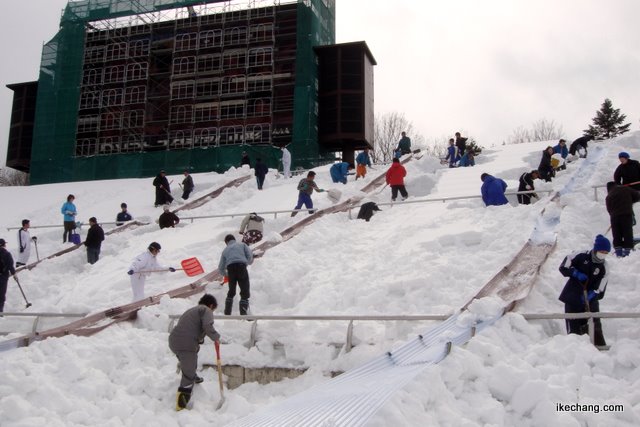 写真：ビジター側ゴール裏の除雪作業（NDスタの除雪作業）
